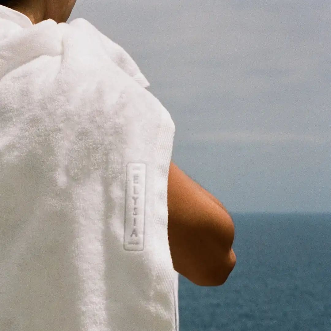 serviette de plage avec le logo de l'hotel